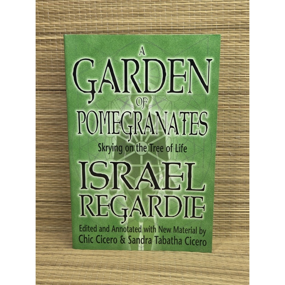 A Garden of Pomegranates : Skrying on the Tree of Life Paperback